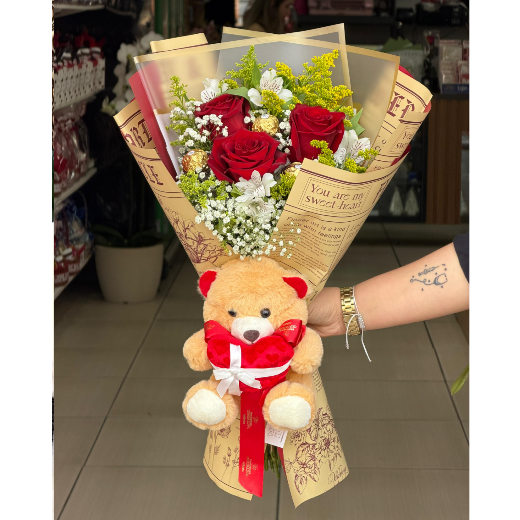 Buqu� Elegance - 3 Rosas com Pel�cia