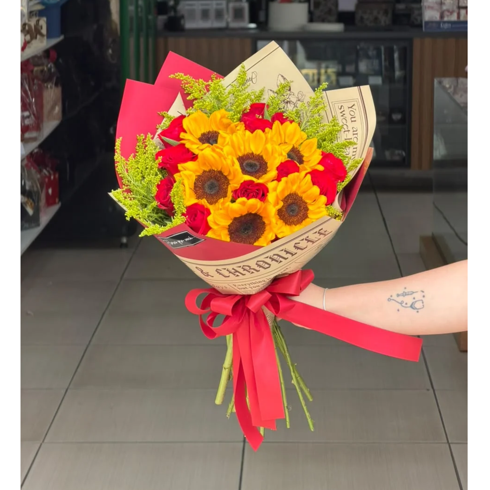 Buqu� de 12 Rosas e 6 Girass�is - With Love